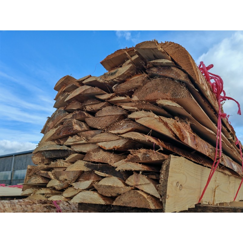 Palette de bois de dosses (60 pièces environ) en Douglas de 2,50 m de long