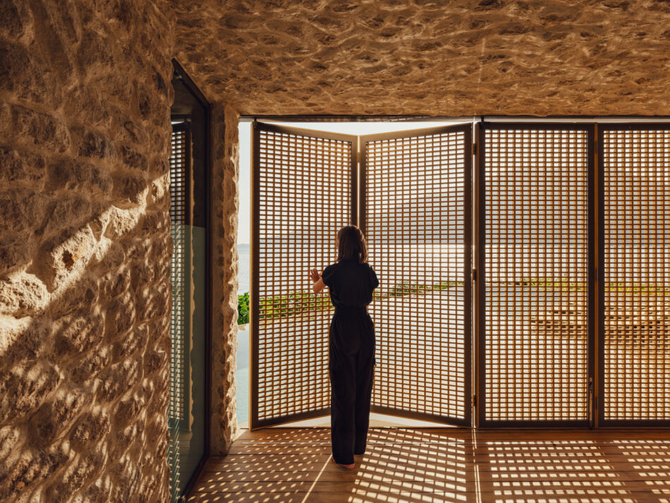 Casa Angra : une maison côtière des années 1980 réinventée avec Accoya