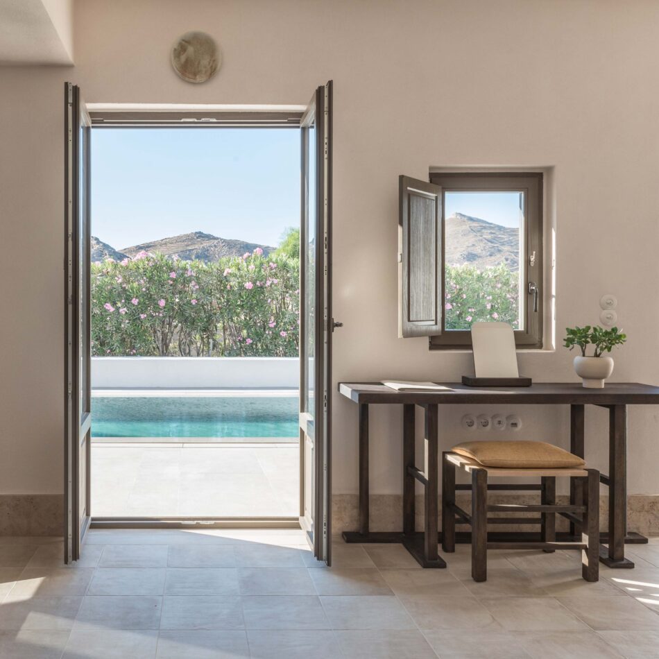 Un hôtel 5 étoiles en Grèce avec des menuiseries en bois Accoya