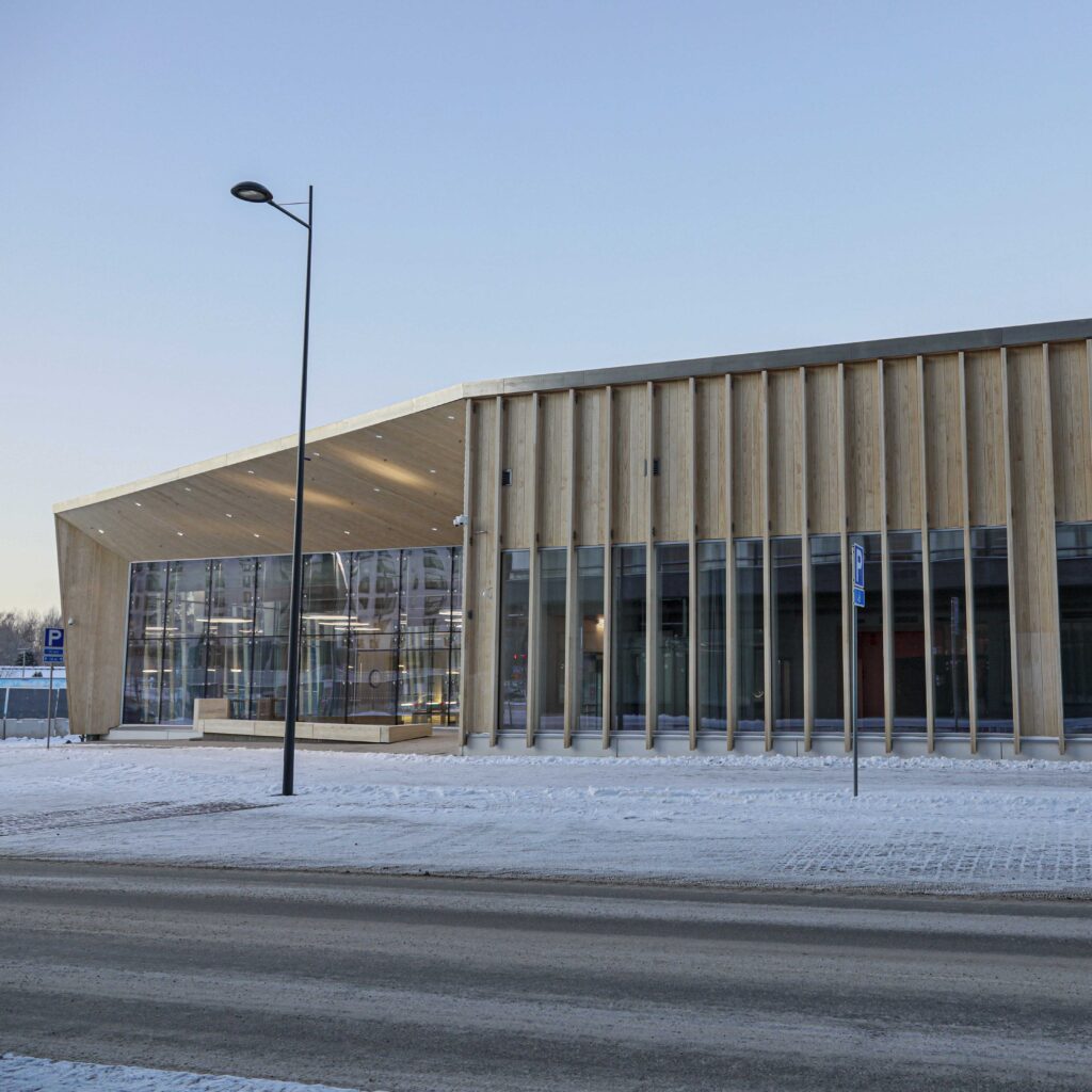 Un centre de loisirs avec piscine en Accoya à Matinkylä