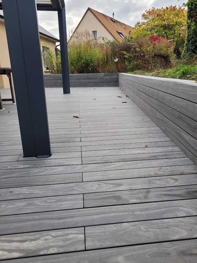 Une terrasse élégante et durable dans la Sarthe