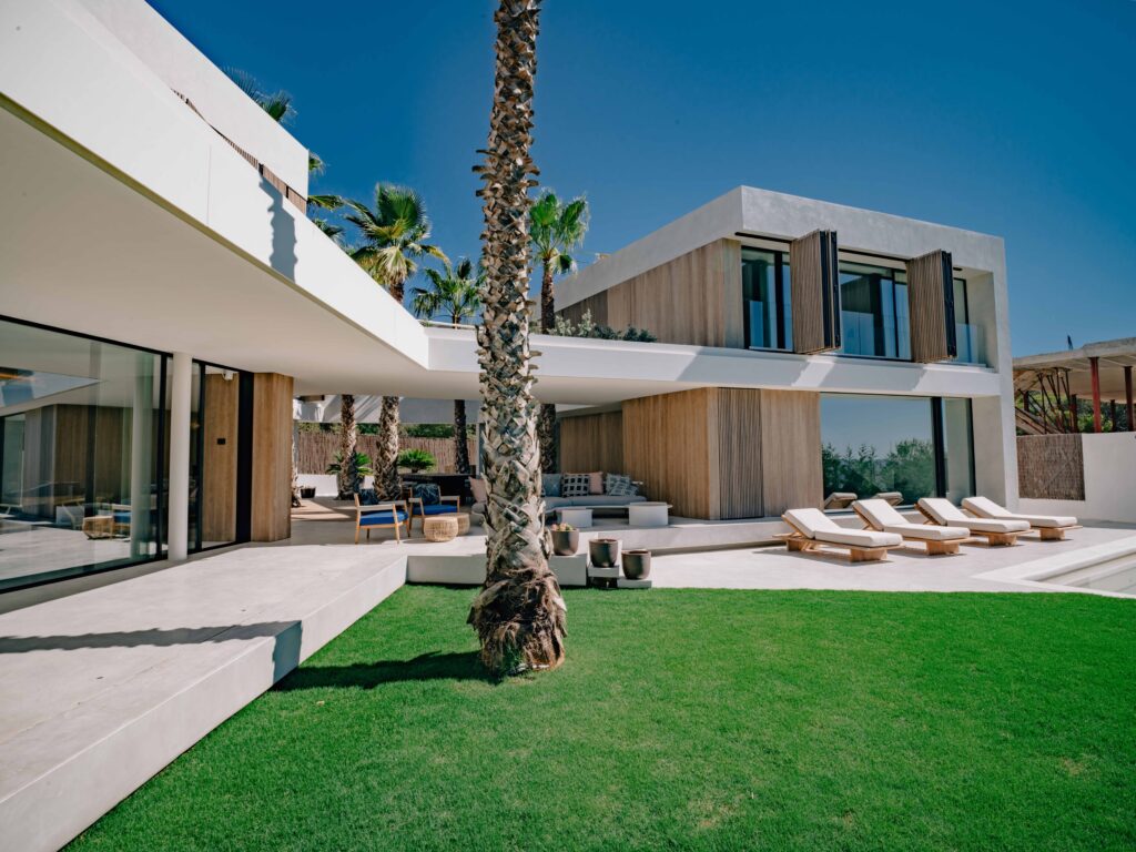 Terrasse et bardage Accoya pour la Villa Harmony à Ibiza