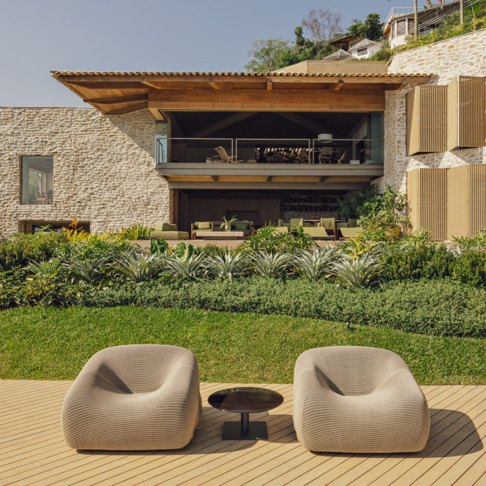 Casa Angra : une maison côtière des années 1980 réinventée avec Accoya