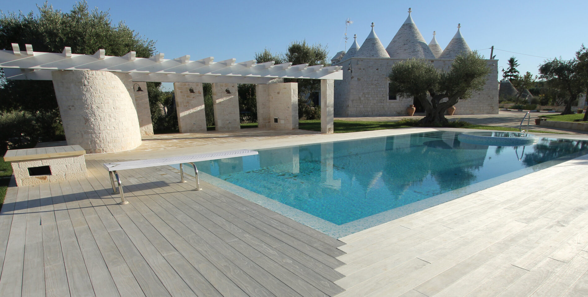 Abords de piscine en Accoya pour une résidence privée dans les Pouilles