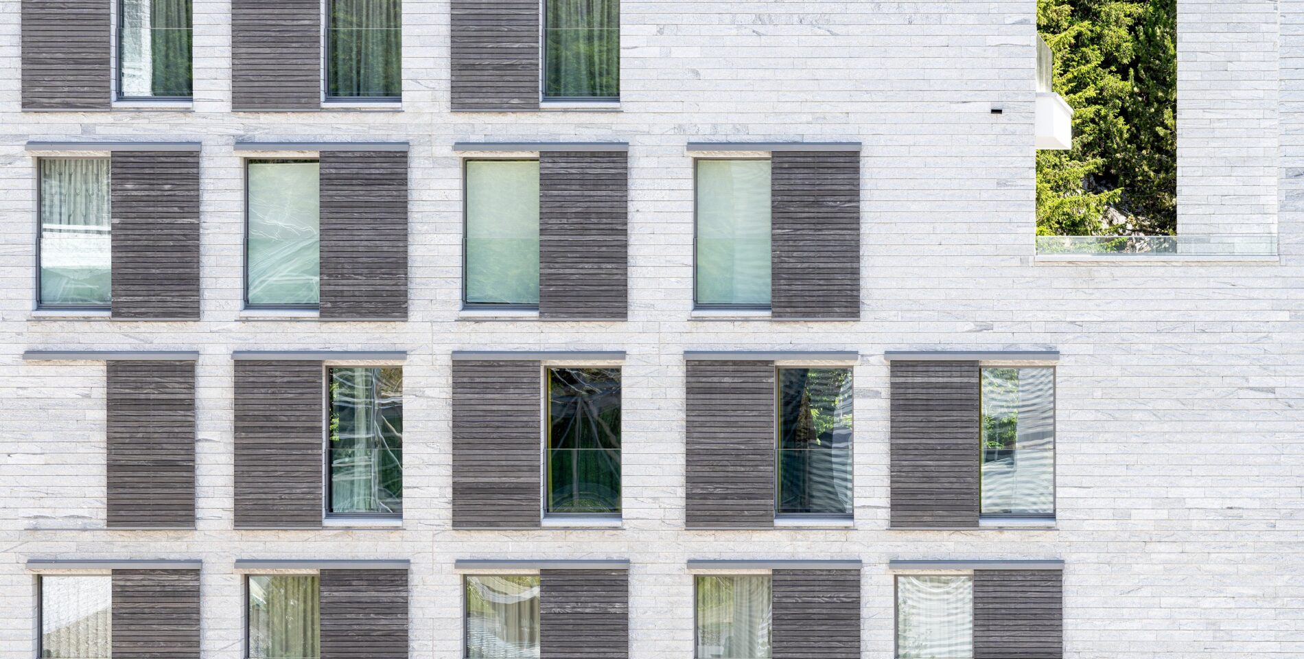 Des volets coulissants en Accoya pour le Tschuggen Grand Hotel