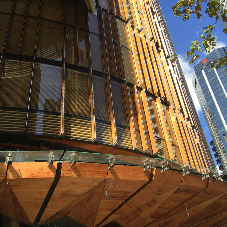 Stores automatiques en Accoya pour le centre EY