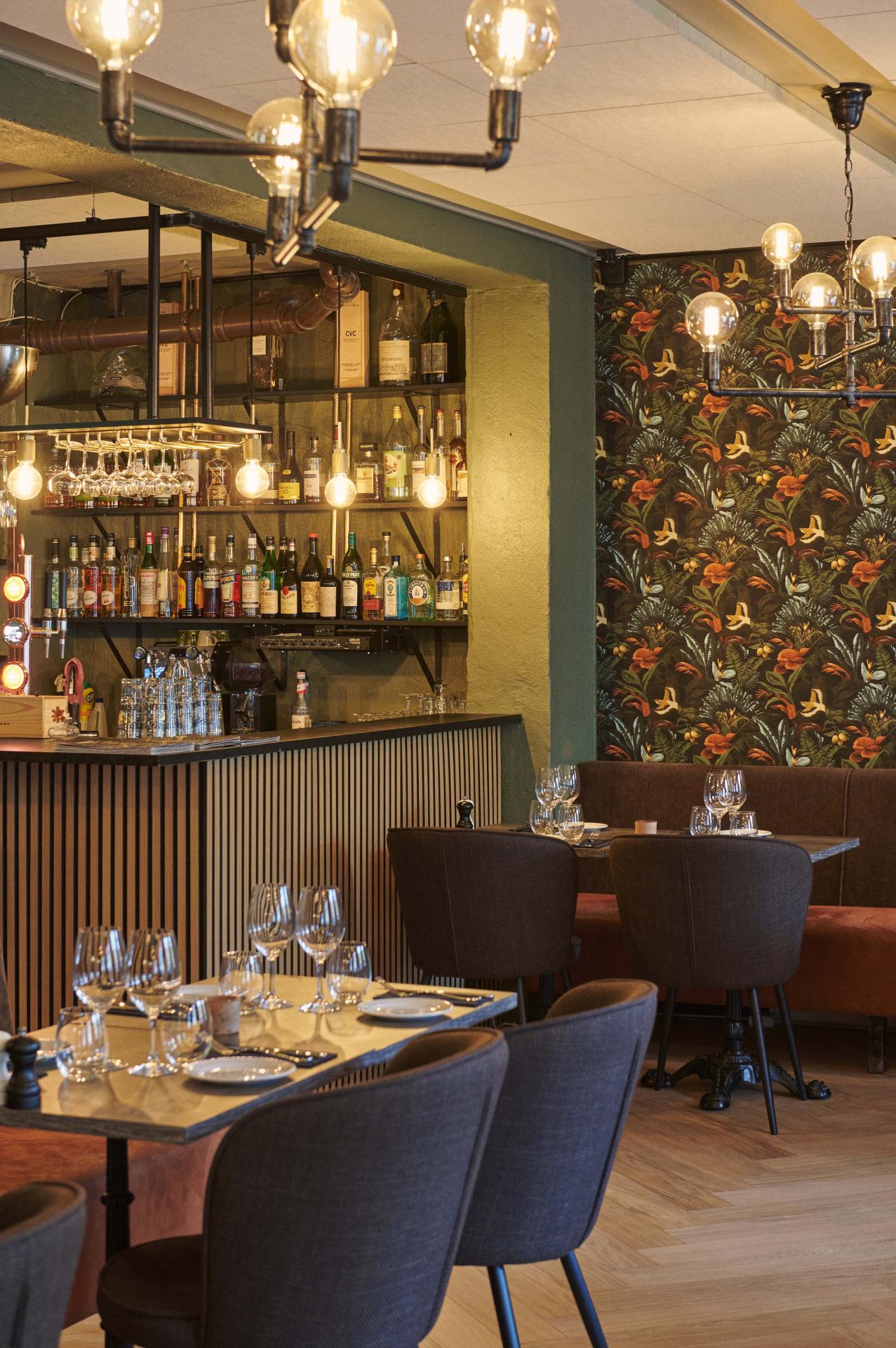Un restaurant moderne et accueillant