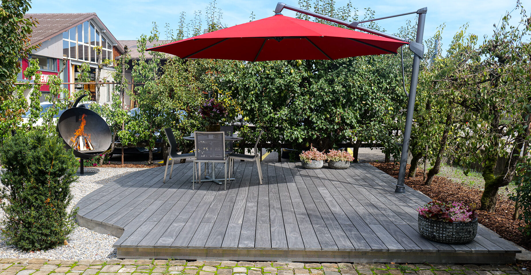 Une terrasse de jardin en bois Accoya Color gris
