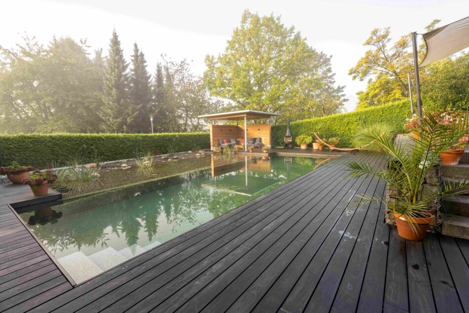 Accoya Color gris pour une terrasse élégante au cœur de la nature
