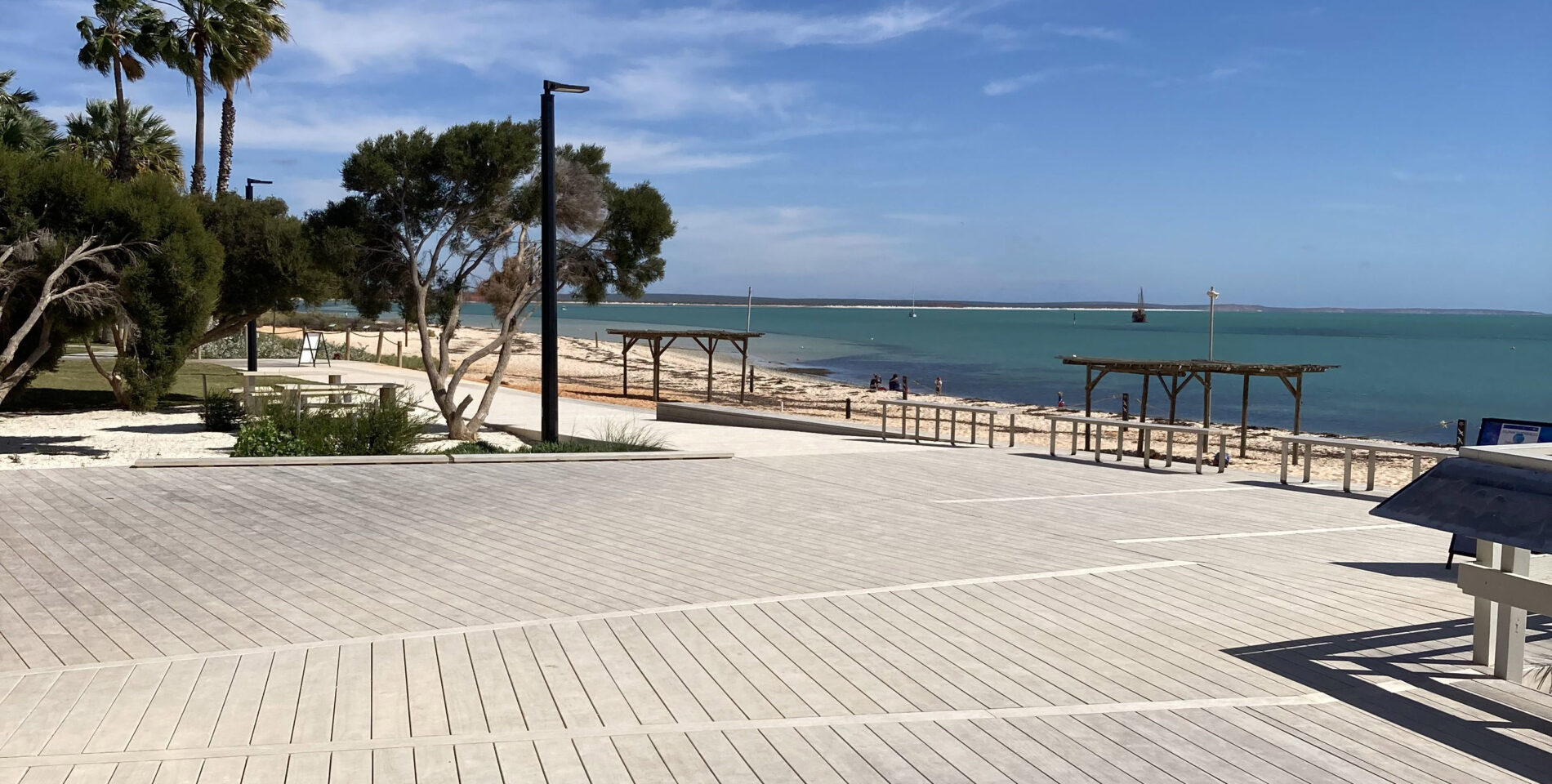 Terrasse bois sur la plage de Monkey Mia en Australie