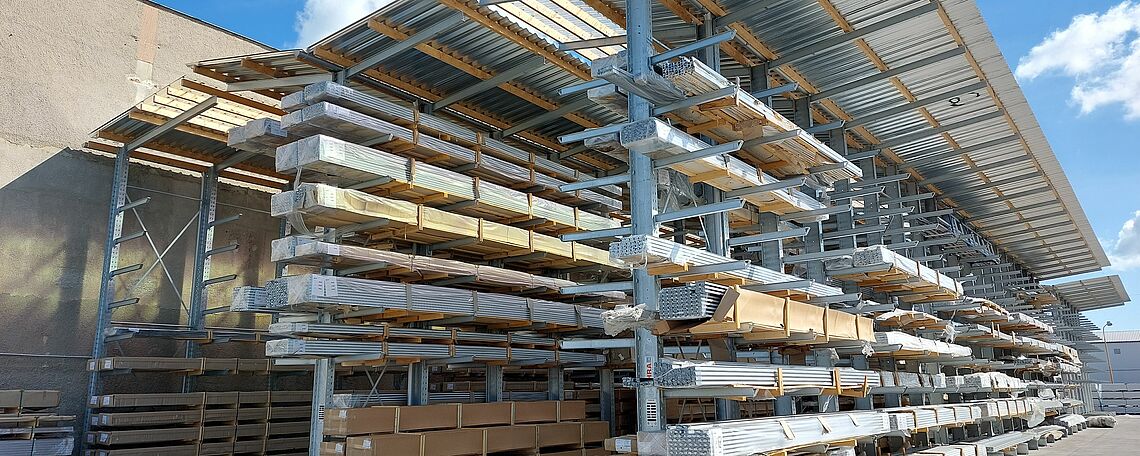 Rayonnage cantilever OHRA avec toit pour stockage extérieur