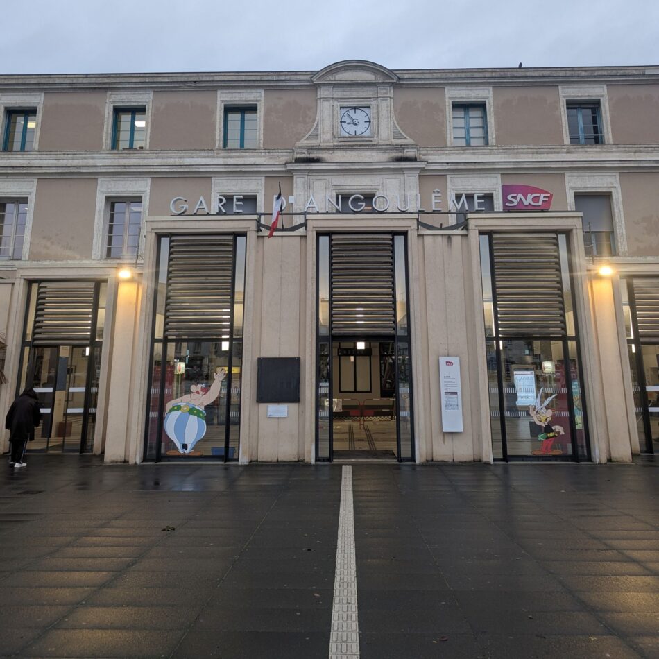 Volets Accoya à la gare d'Angoulême : stables même après 10 ans