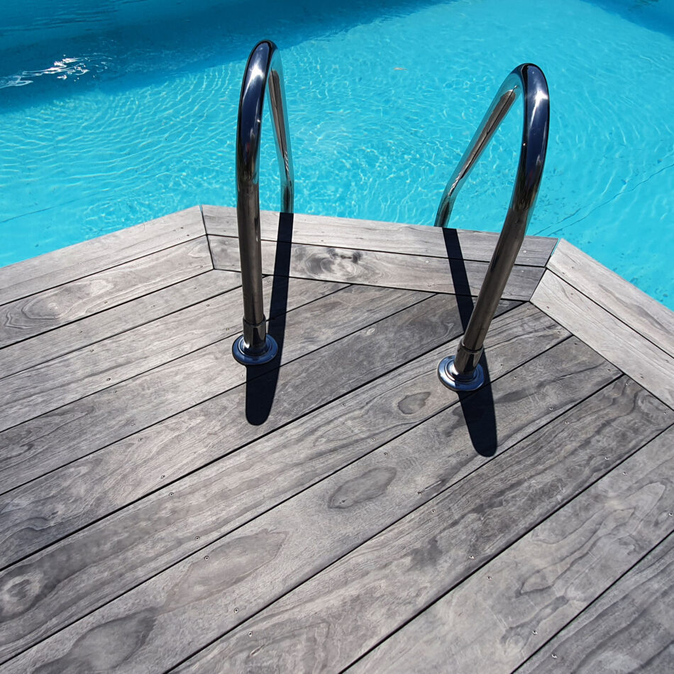 Terrasse et tour de piscine en Accoya Color Grey