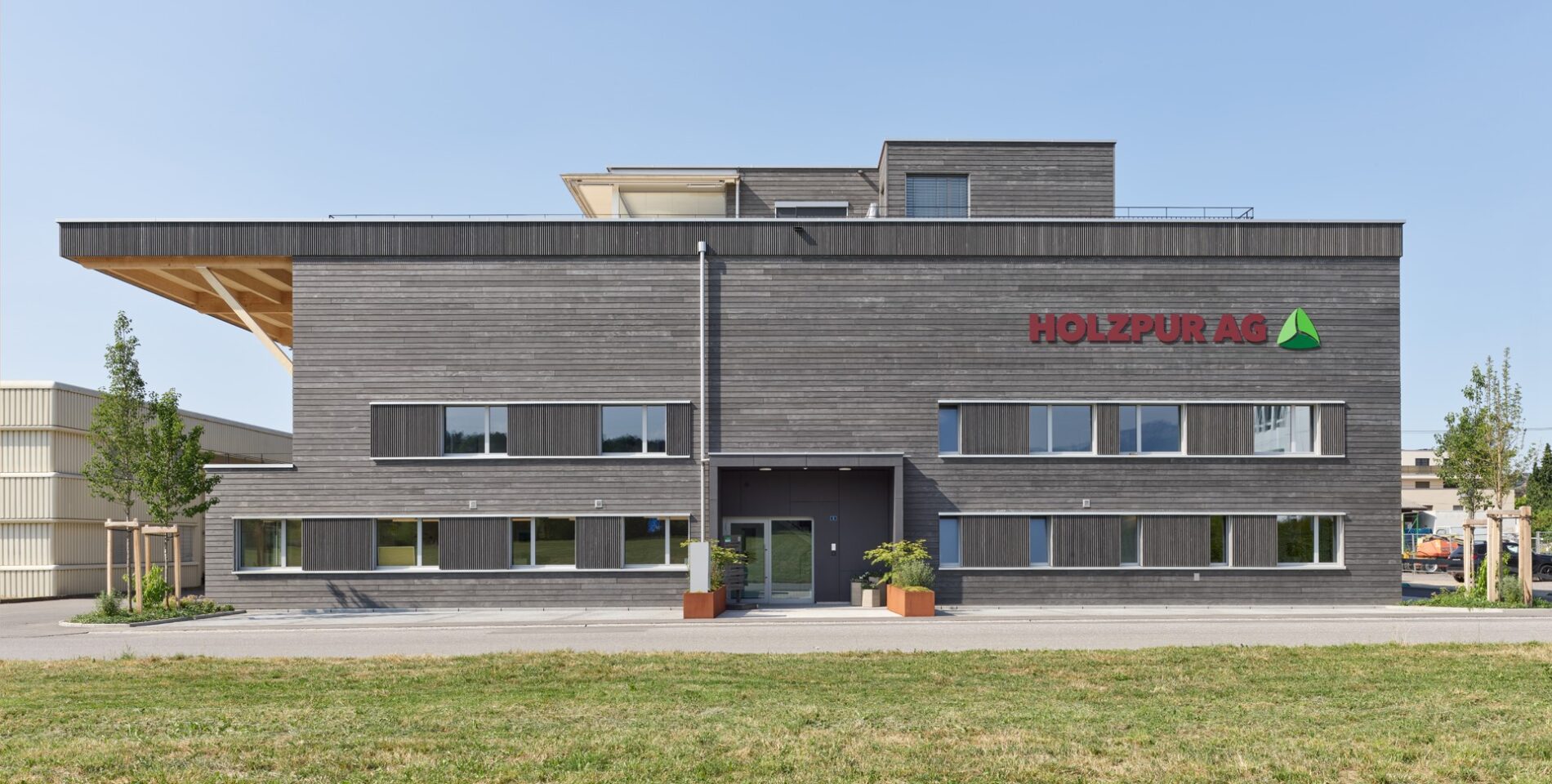 Les premiers bureaux avec un bardage en bois Accoya Color gris