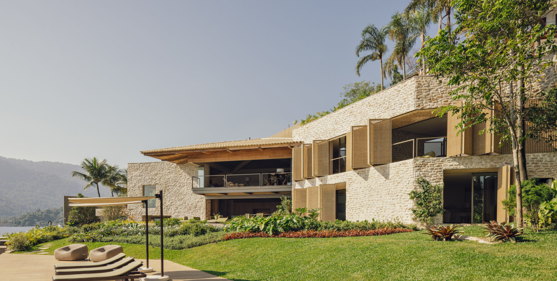 Casa Angra : une maison côtière des années 1980 réinventée avec Accoya