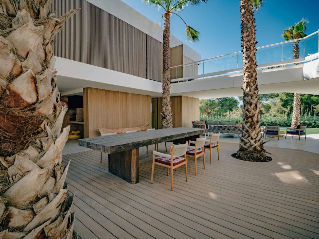 Terrasse et bardage Accoya pour la Villa Harmony à Ibiza