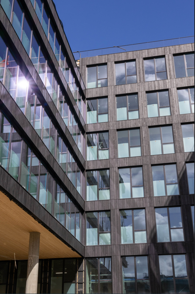 BLACK : le plus grand bâtiment bas carbone de France en bois brûlé Accoya
