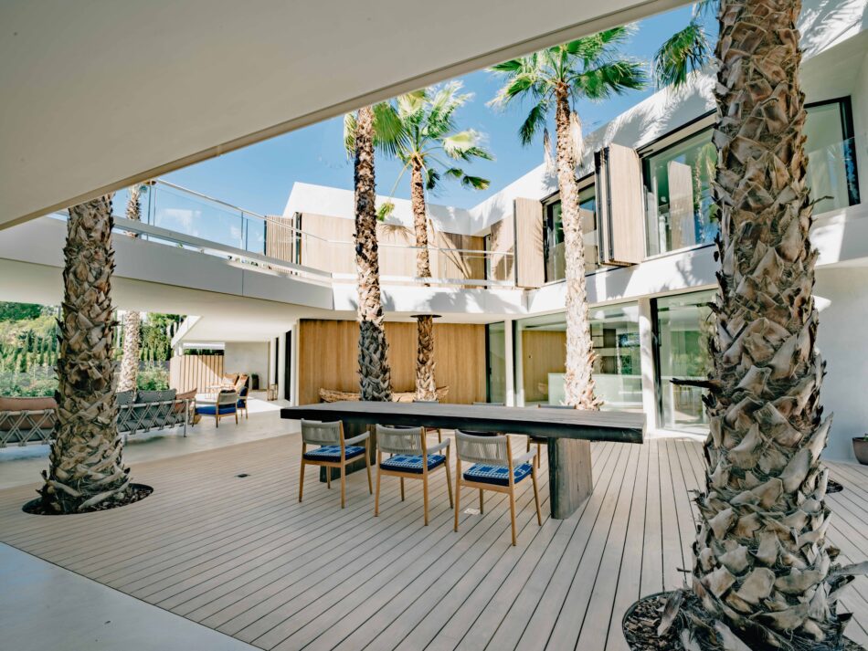 Terrasse et bardage Accoya pour la Villa Harmony à Ibiza
