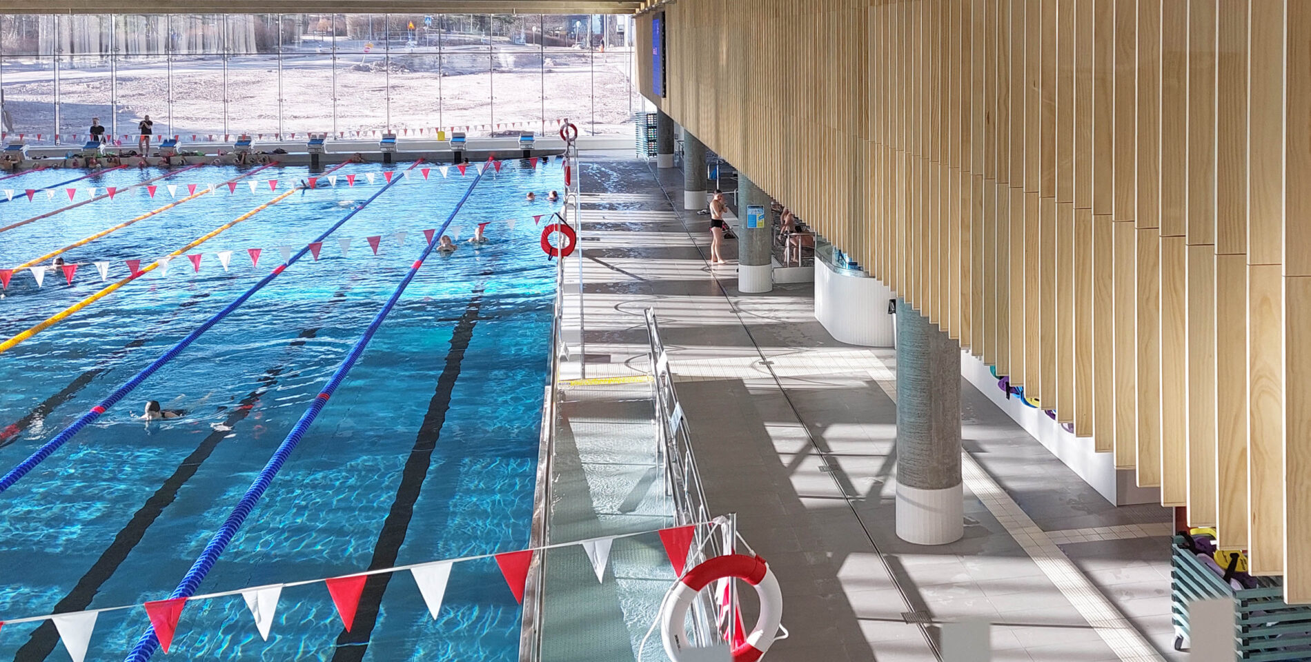 Un centre de loisirs avec piscine en Accoya à Matinkylä