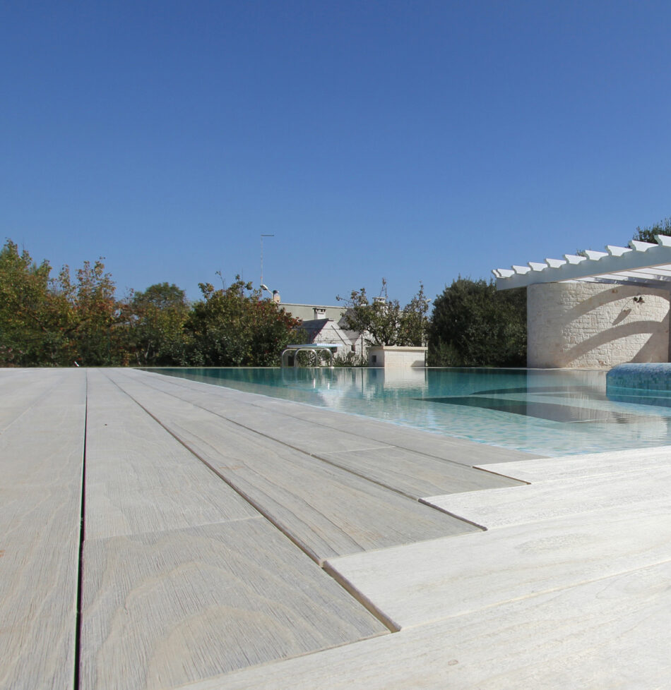 Abords de piscine en Accoya pour une résidence privée dans les Pouilles