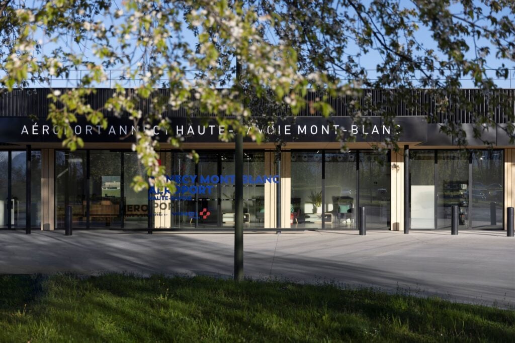 Restructuration du terminal de l'aéroport d'Annecy avec un bardage Accoya