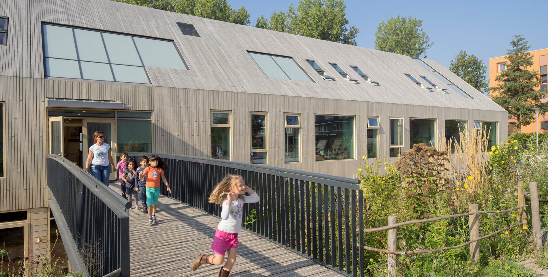 École américaine de La Haye : une ferme restaurée avec l'Accoya