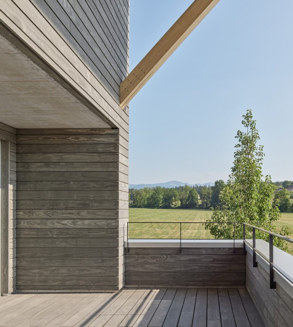 Les premiers bureaux avec un bardage en bois Accoya Color gris