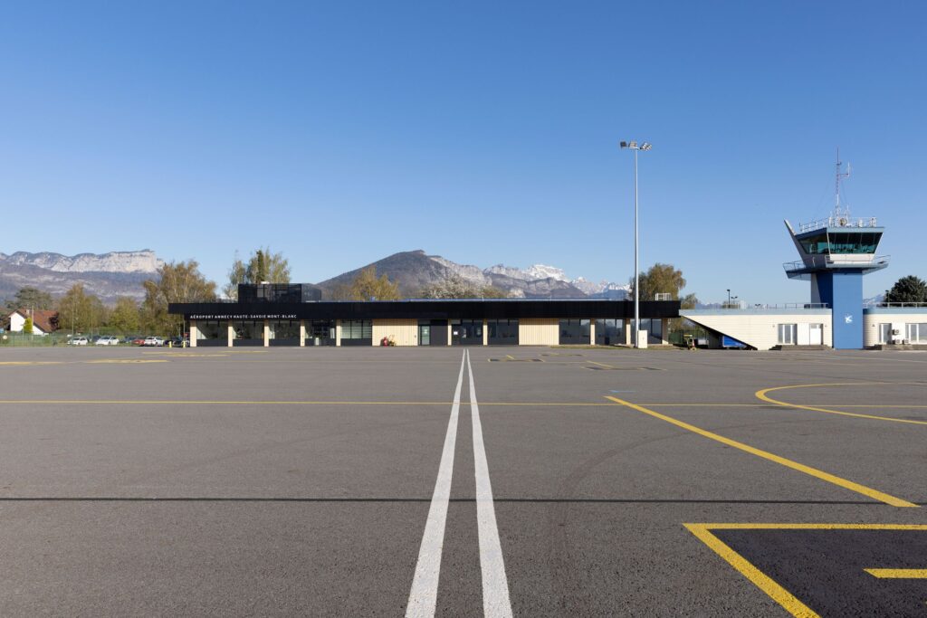 Restructuration du terminal de l'aéroport d'Annecy avec un bardage Accoya