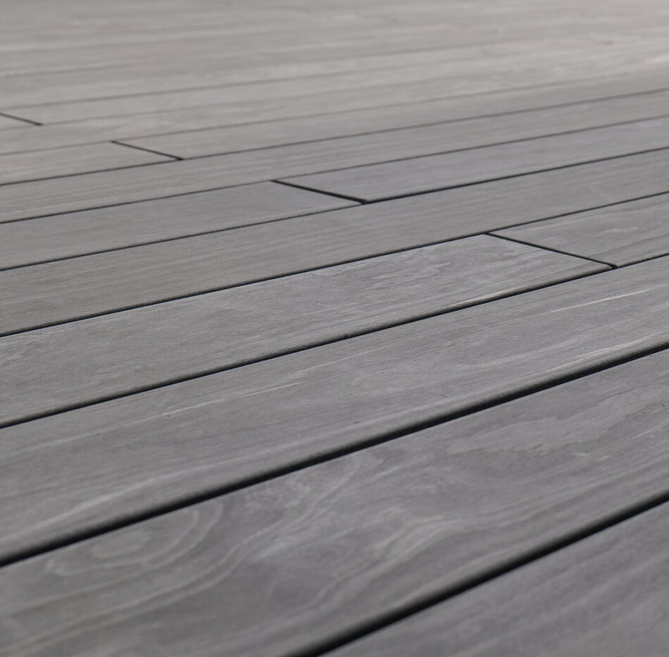 Une terrasse de jardin en bois Accoya Color gris