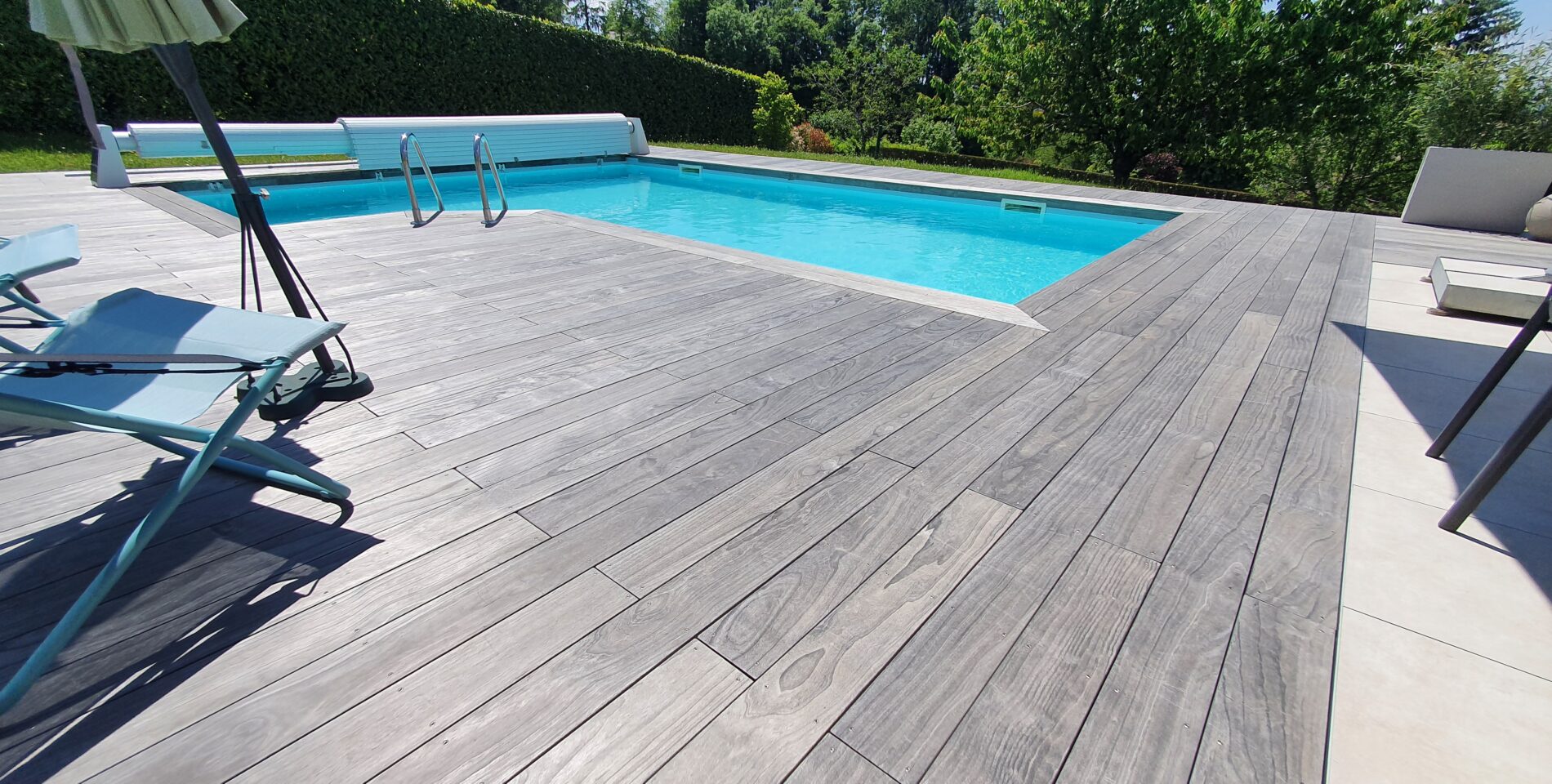 Terrasse et tour de piscine en Accoya Color Grey