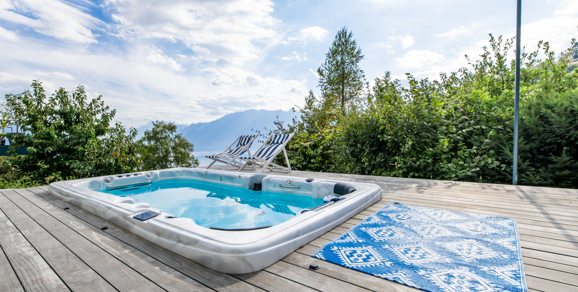 Une terrasse Accoya Gris avec vue sur le lac à Jongny