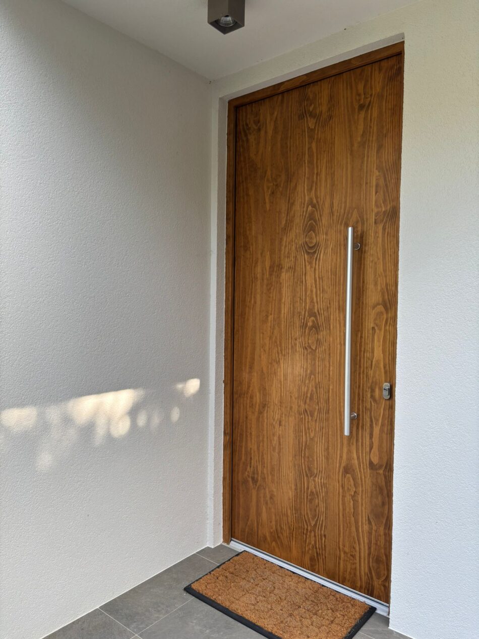 Fenêtres et portes en bois Accoya pour une maison contemporaine à Gorliz
