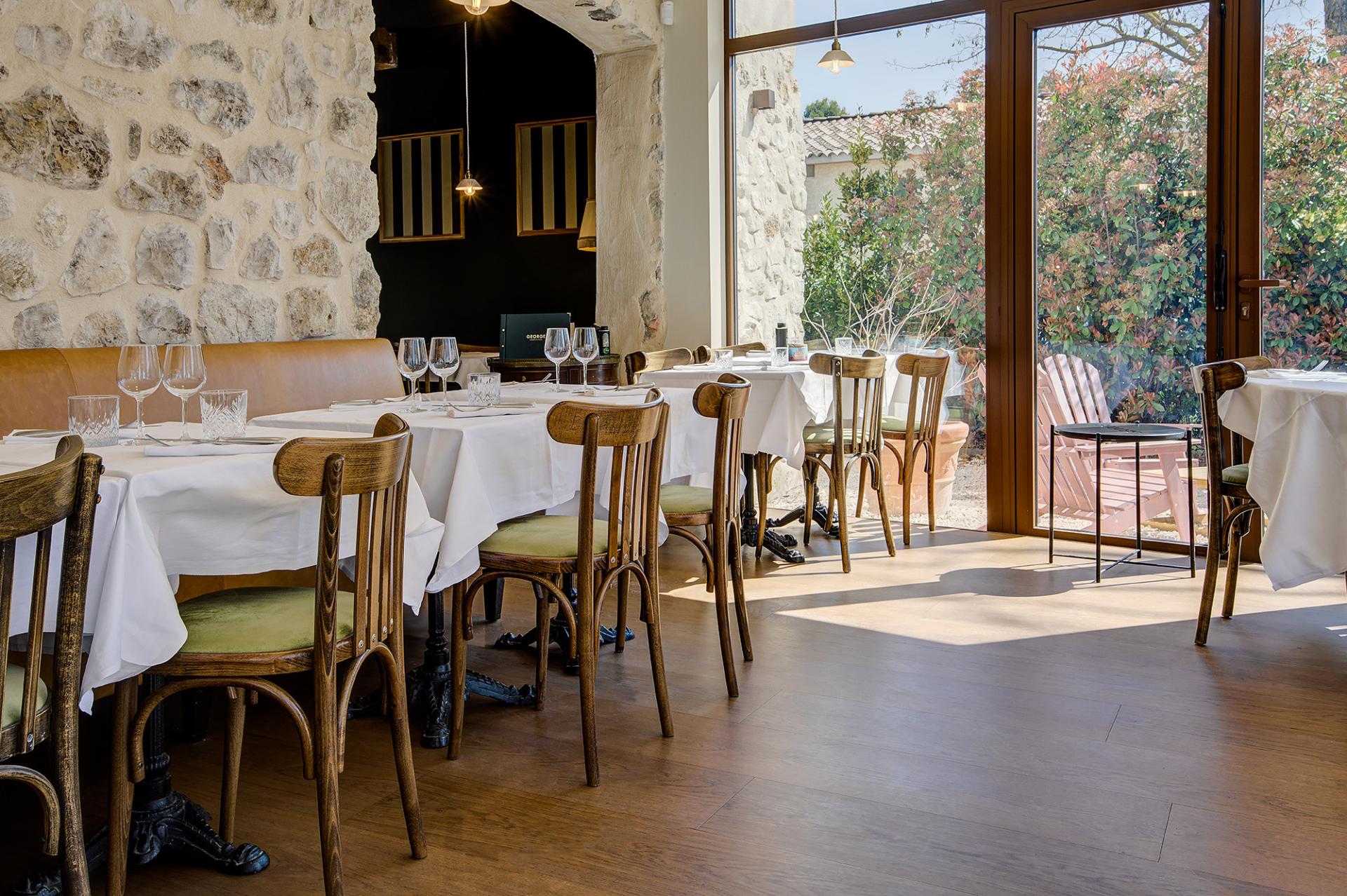 L'élégance du bois brun au cœur d'un restaurant provençal