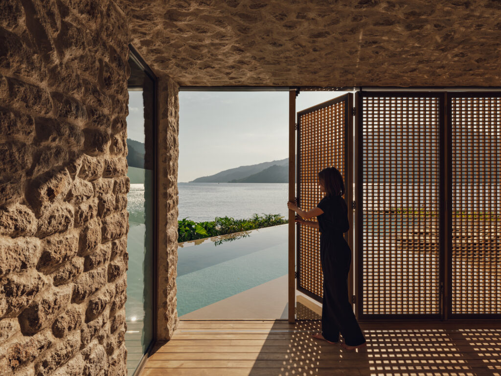 Casa Angra : une maison côtière des années 1980 réinventée avec Accoya