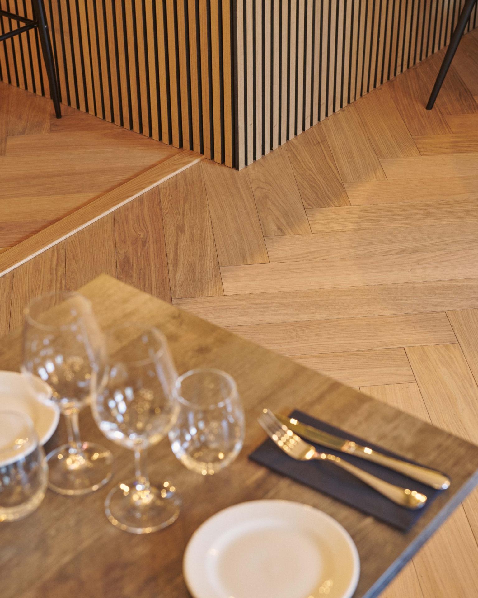 Un restaurant moderne et accueillant