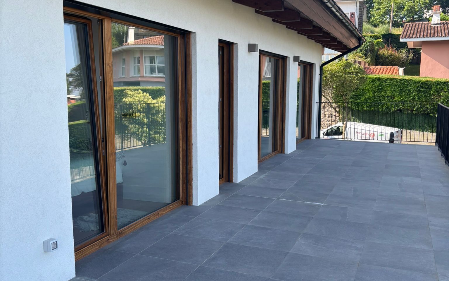 Fenêtres et portes en bois Accoya pour une maison contemporaine à Gorliz