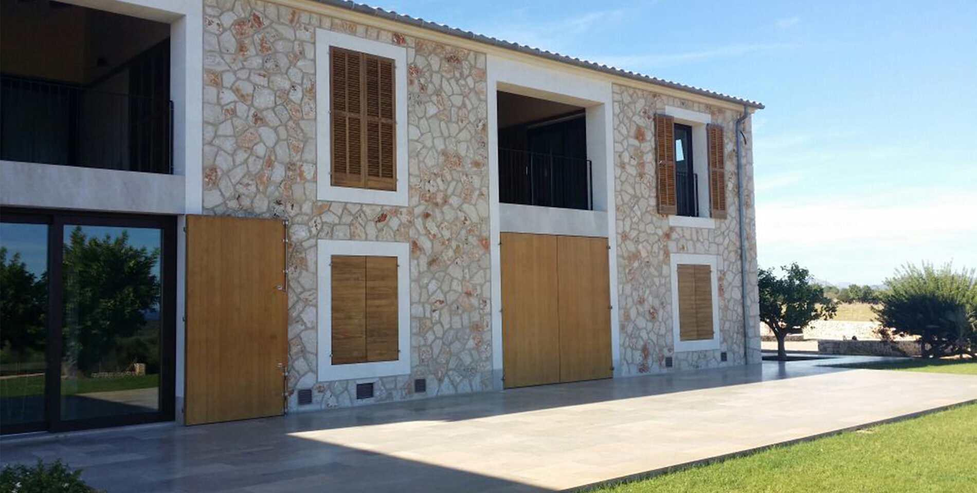 Des volets en bois Accoya pour transformer une résidence
