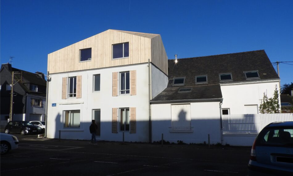Rénovation d'une maison bretonne avec volets et bardage en Accoya