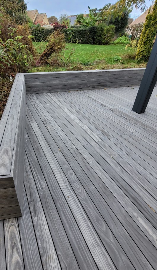 Une terrasse élégante et durable dans la Sarthe