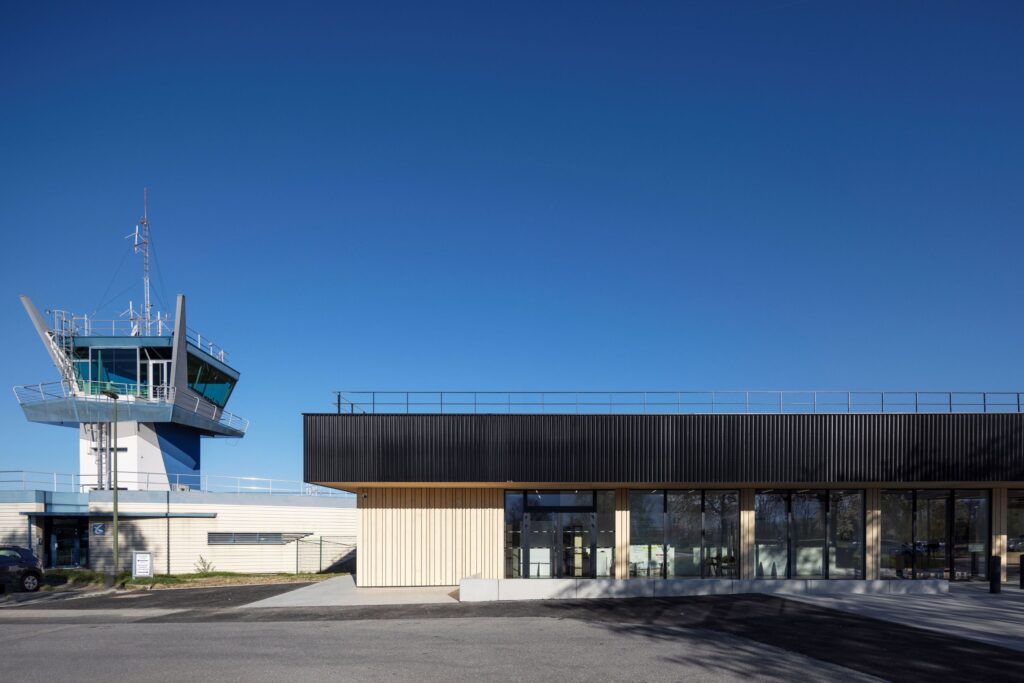 Restructuration du terminal de l'aéroport d'Annecy avec un bardage Accoya
