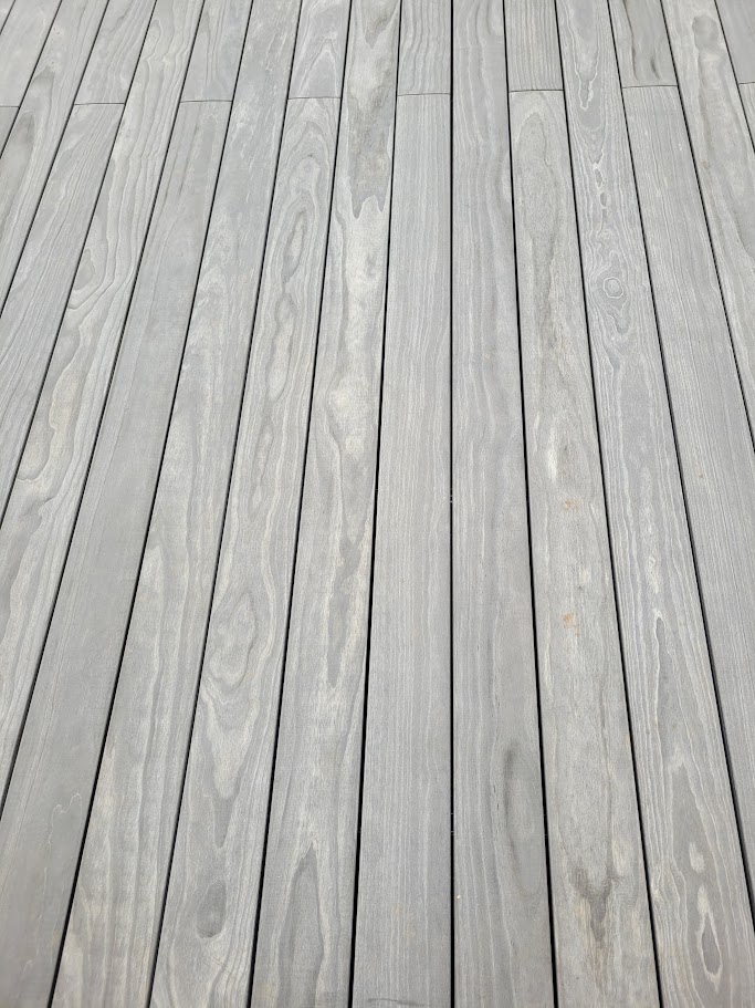 Une terrasse élégante et durable dans la Sarthe