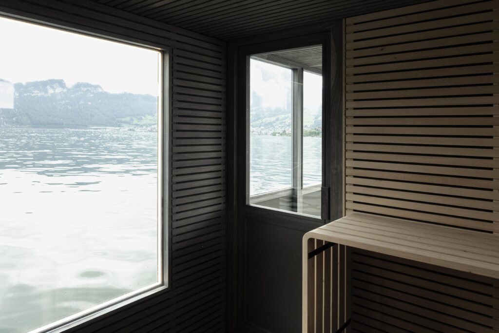 Un bateau-sauna en bois Accoya