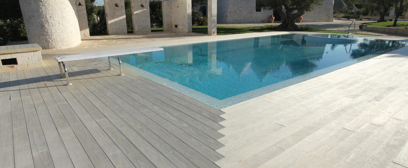 Abords de piscine en Accoya pour une résidence privée dans les Pouilles