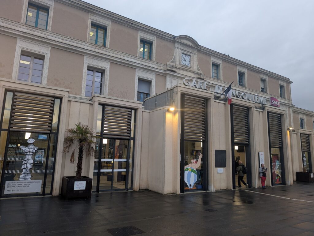 Volets Accoya à la gare d'Angoulême : stables même après 10 ans