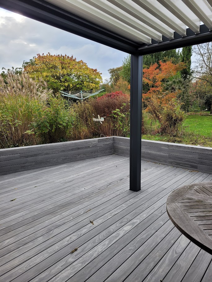Une terrasse élégante et durable dans la Sarthe