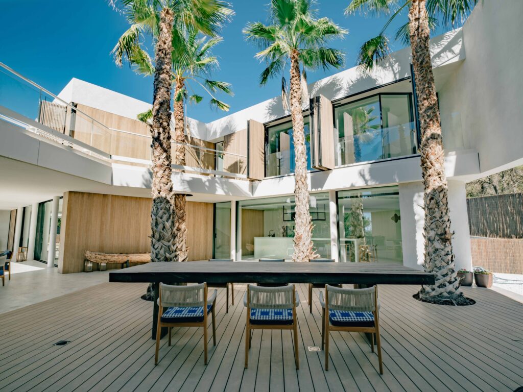 Terrasse et bardage Accoya pour la Villa Harmony à Ibiza