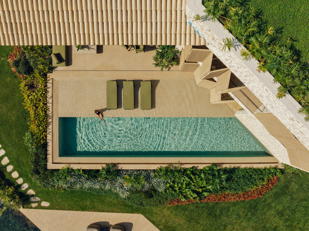 Casa Angra : une maison côtière des années 1980 réinventée avec Accoya