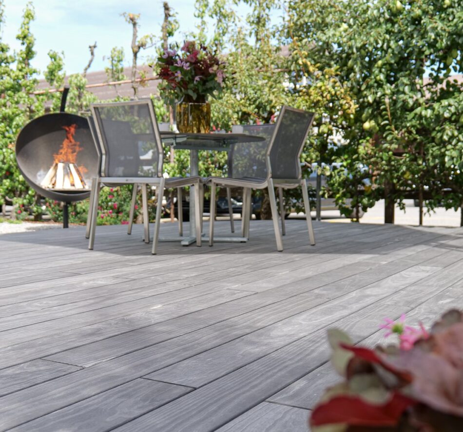 Une terrasse de jardin en bois Accoya Color gris