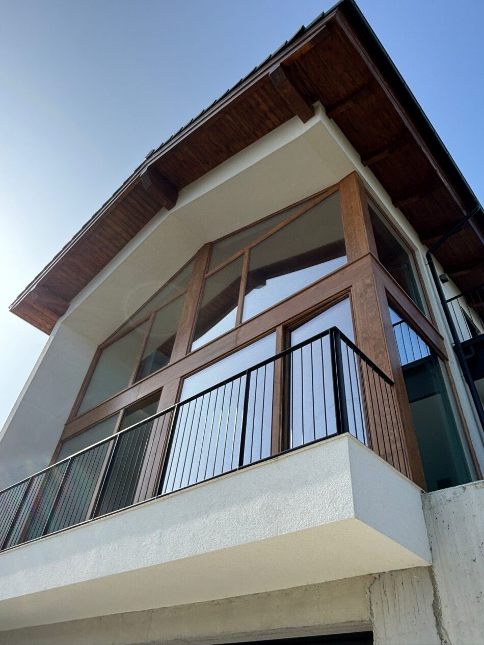 Fenêtres et portes en bois Accoya pour une maison contemporaine à Gorliz