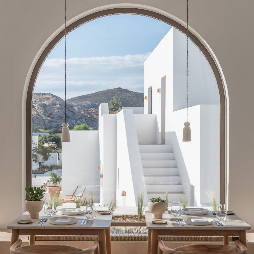 Un hôtel 5 étoiles en Grèce avec des menuiseries en bois Accoya